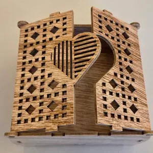 Caixa ornamentada de coração com porta dupla